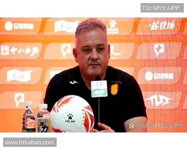 足球明星化身老头挑战自我展现幽默风采引发球迷热议